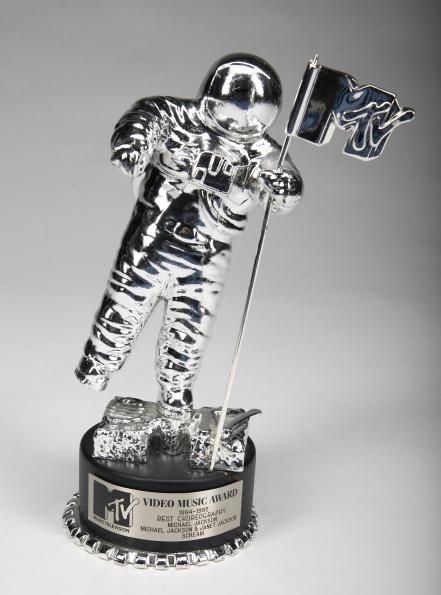 MTV Video Music Award Mtv Music Awards, Moon Man, Mtv Awards, Trophy Design, Awards Trophy, Man On The Moon, Concert Series, Mtv Video Music Award, Video Music Awards