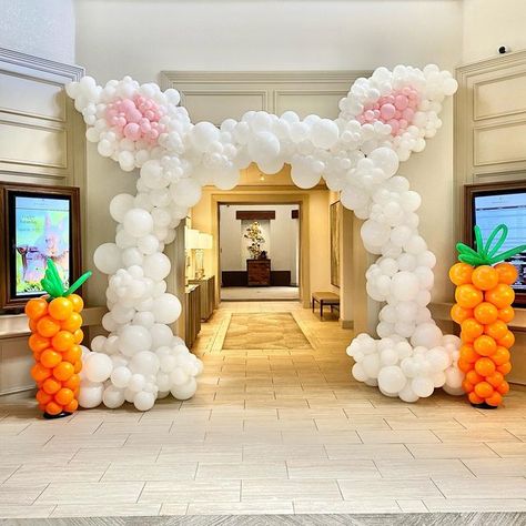 Easter Themed Birthday Party Decorations, Easter Party Backdrop, Easter Balloons Ideas, Kids Easter Party Ideas, Easter Balloon Arch, Easter Bunny Pics, Easter Birthday Party Decorations, Mini Dates, Spring Balloons