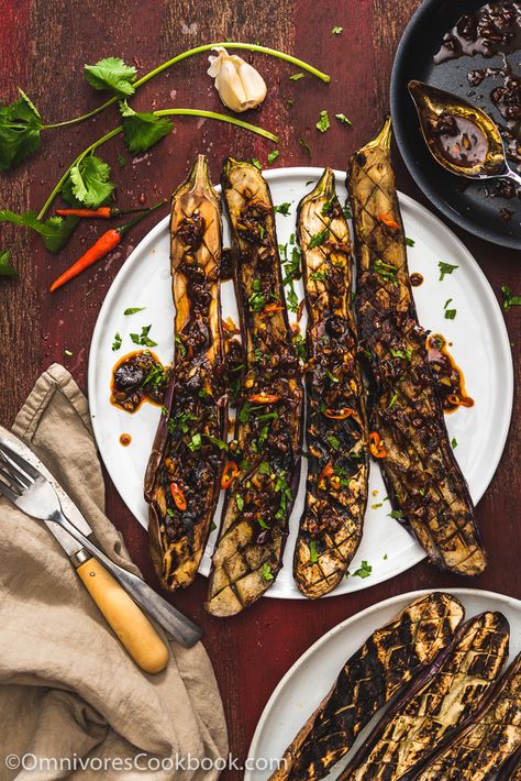 Grilled Eggplant with Xu Xiang Sauce (鱼香烤茄子) - The crispy eggplant is served with a pungent Szechuan style spicy garlic sauce. A vegetarian dish that is so satisfying that it can be served as a main. Spicy Garlic Sauce, Ways To Cook Tofu, Crispy Eggplant, Asian Dinner Recipes, Best Chinese Food, Authentic Chinese Recipes, Vegetarian Dish, Grilled Eggplant, Easy Chinese Recipes