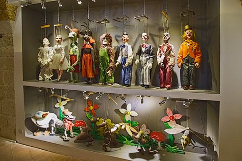 Smaller marionette puppets on display at the Puppet Museum Marionette Puppet Aesthetic, Marionette Puppets, Syracuse Sicily, Toy Theatre, Marionette Puppet, Puppet Toys, The Puppet, Puppet Theater, Shadow Puppets