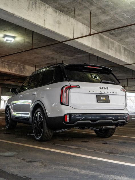 Rear angle view of a 2023 Kia Telluride with a black roof wrap and chrome delete trim accents. Kia Telluride 2024, Kia Telluride Accessories, Kia Telluride Interior, Car Interior Design Sketch, Wallpaper Car, Kia Telluride, Vinyl Roofing, Vision Board Photos, Car Interior Design