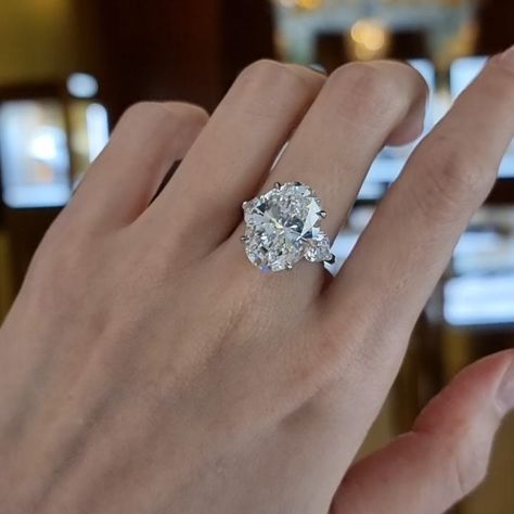 GRAFF SG ION SALON - Tanyy on Instagram: “10carat Oval Shape Diamond ring, Perfect proportions #graffdiamonds #GRAFFSG” 13 Carat Diamond Ring, Graff Aesthetic, 10 Carat Engagement Ring, Graff Diamond Ring, Graff Ring, Graff Engagement Ring, Harry Winston Engagement Ring, Harry Winston Ring, Bridal Era