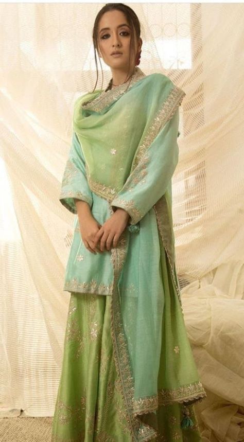 Party designer dresses Heena Kochhar, Velvet Kurta, Indian Designer Suits, Pakistani Fashion Casual, Salwar Kamiz, Traditional Indian Outfits, Simple Pakistani Dresses, Boutique Dress Designs, Dress Indian Style