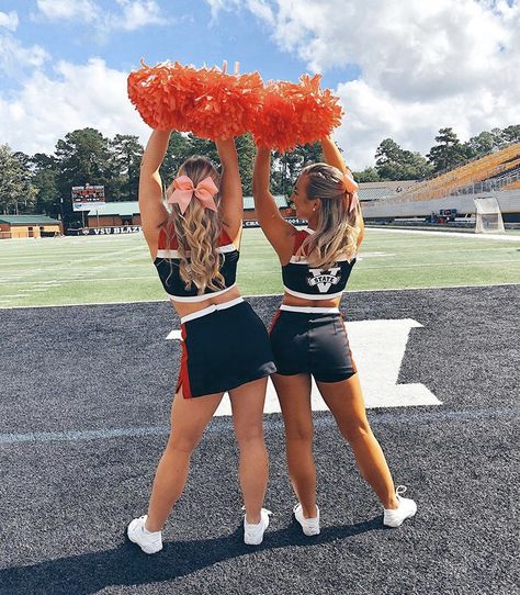 Cheer Picture Poses With Friends, Cheer Gameday Pictures, Football Game Cheer Pictures, Cute Cheerleader Poses, Sister Cheer Pictures, Cute Cheer Poses With Friends, Cheerleading Picture Poses 2 People, Cute Cheer Pictures With Friends, Cheer Group Photos