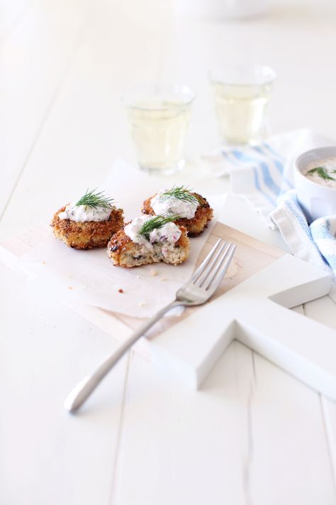 Crab cakes with homemade dill tartar sauce Clam Cakes Recipe, Dill Tartar Sauce, Sauce For Crab Cakes, Crab Cake Appetizer, Clam Cakes, Fraiche Living, Impressive Appetizers, Homemade Tartar Sauce, Crab Cake