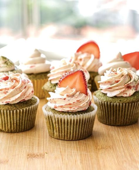 These cupcakes feature a light and fluffy matcha sponge, filled with a home-made strawberry jam and topped with a strawberry buttercream. I love the combination of the slightly bitter matcha flavour, and the more tangy strawberry. I like to make a Swiss meringue buttercream to achieve a light and not-so-sweet taste.You can make these cupcakes with a stand mixer, electric hand-mixer or a whisk and good-old arm power. They can be kept for 1-2 days at room temperature, or slightly longer in the fri Macha Cupcake, Strawberry Matcha Cupcakes, Matcha Cupcakes, Te Matcha, Matcha Strawberry, Peach Cupcakes, Oreo Frosting, Lavender Cupcakes, Strawberry Matcha