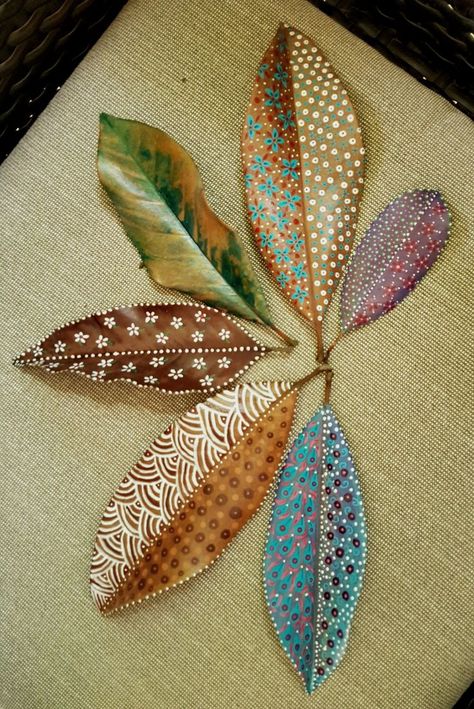 Dry Leaf Art, Summer Mantle, Colored Leaves, Leaf Painting, Leaf Crafts, Tile Shower Ideas, Autumn Crafts, Dry Leaf, Dot Art Painting