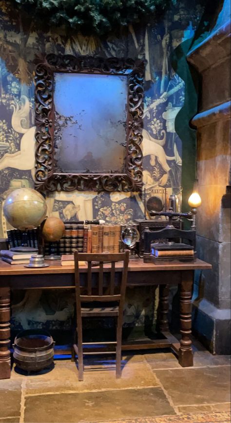 Hogwarts Bathroom, Harry Potter Interior Design, Hogwarts Common Rooms, Slytherin Decor, Hogwarts Bedroom, Hogwarts Interior, Slytherin Room, Hogwarts Decor, Hogwarts Room