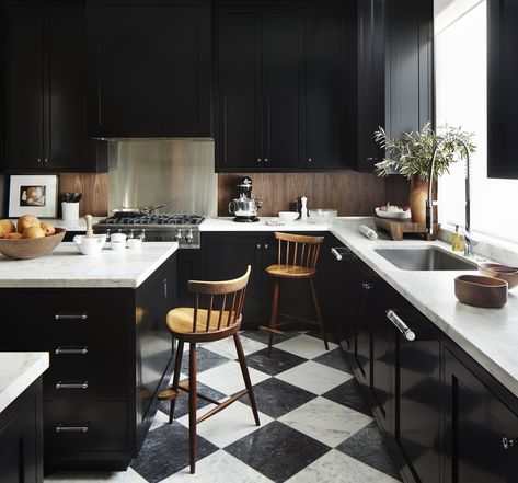 Black Gloss Kitchen, High Gloss Kitchen Cabinets, Backsplash Herringbone, Types Of Kitchen Cabinets, Gloss Kitchen Cabinets, High Gloss Kitchen, Gloss Kitchen, Farmhouse Backsplash, Dark Countertops