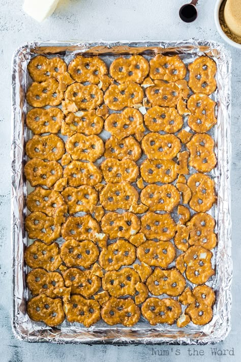 Pretzel Melts, Christmas Cracker Toffee With Pretzels, Pretzel Christmas Candy, Pretzel Cracker Bark, Pretzel Crisp Cracker Bark, Pretzel Candy, Pretzel Crisp Bark, Pretzel Thins Cracker Bark, Christmas Pretzel Crackle