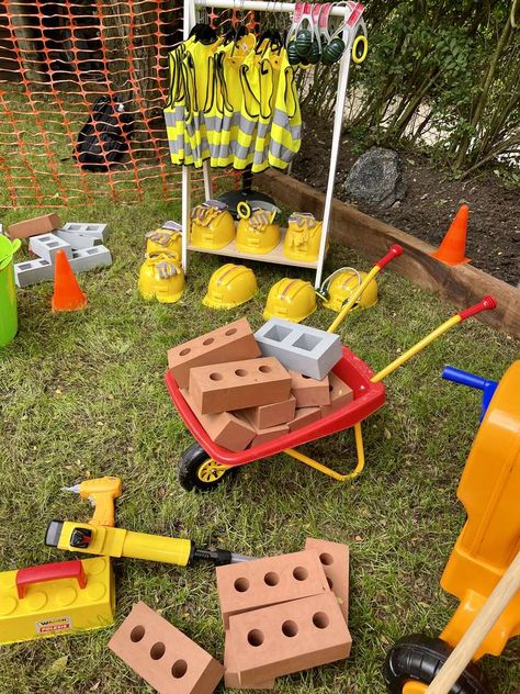 Digger Theme Birthday Party, Party Kid Table, Construction Theme Birthday Decorations, Construction Birthday Party Games Ideas, Tools Birthday Theme, Digger Party Decorations, Mickey Construction Party, Dinos And Diggers Party, Tools Themed Birthday Party