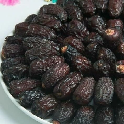 Did you know that dates are one of the types of fruits that can provide your body with energy?  So you must hurry in order to get the best ones we have available. To know the price contact us +60 11-1119 1157 wa.me/601111191157 #beli #kurma #ajwa #dates #ajwadates #ajwastore #datefarms #saudidates #madinahdates #majdoul #ajwakhajoor #healthyfood #makkah #madina #ajwadatesmadinah #date #ajwaorganik #medjool #malaysia Types Of Dates, Plant Based Diet Benefits, Kurma Ajwa, Ajwa Dates, Health Benefits Of Dates, Cider Vinegar Benefits, Fruit And Veg Shop, Benefits Of Vitamin A, Apple Benefits