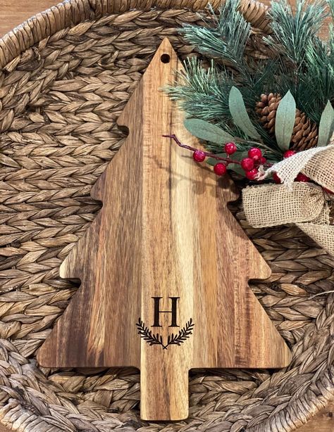 Christmas Wood Engraving Ideas, Laser Cut Gift Ideas, Diy Christmas Crafts To Sell, Bread Boards, Wood Chopping, Kitchen Goods, Woodburning Projects, Baking Utensils, 50th Party