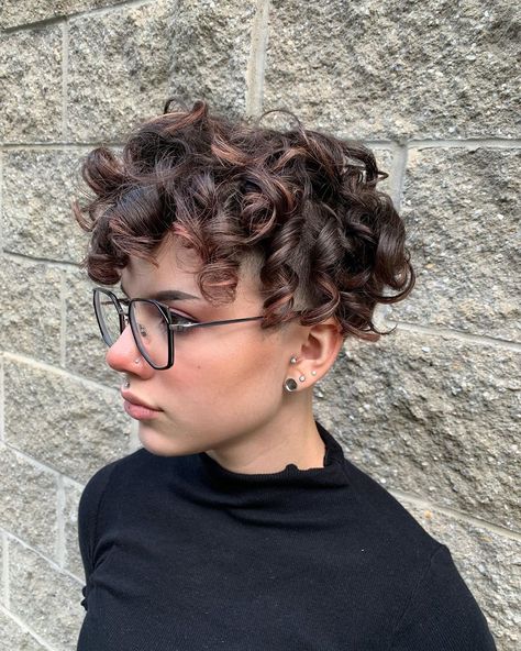 Short hair and curls go together perfectly. Regardless of how short your hair is, you can still achieve that perfect wave that will look stunning anyw... Curly Short Hairstyles, Pixie Cut With Highlights, Wavy Pixie Cut, Ringlet Curls, Curly Short Hair, Short Curly Hairstyles For Women, Curly Pixie Haircuts, Wavy Pixie, Pixie Cut With Undercut