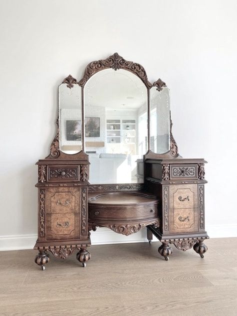 1930s Bedroom, Vintage Dressing Table, Etched Mirror, Bedroom Murals, Vintage Dressing Tables, Antique Vanity, Make Up Desk Vanity, Antique Decor, Vintage Vanity