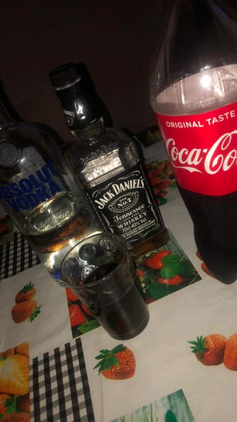 Alcoholic Snapchat, Daaru Party Pic, Alcoholic Drinks Pictures, Pretty Alcoholic Drinks, Ball Aesthetic, Bling Phone Cases, Good Photo Editing Apps, Alcohol Party, Alcohol Aesthetic