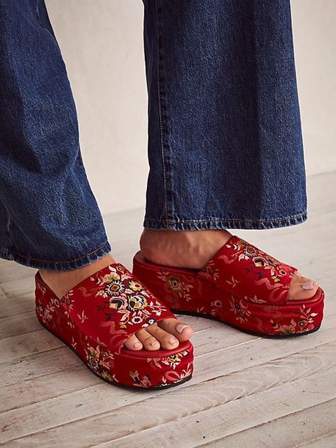 Free People Sandals, Brocade Pattern, Flatform Sandals, Free People Shoes, Mule Sandals, Dream Shoes, Style Chic, On Shoes, Platform Sandals