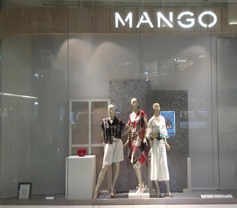 Mango Window Display, Mango Ideas, Visual Merchandising Fashion, Fashion Window Display, Mango Shop, Clothing Display, Retail Store Interior Design, Fashion Displays, Clothing Store Design