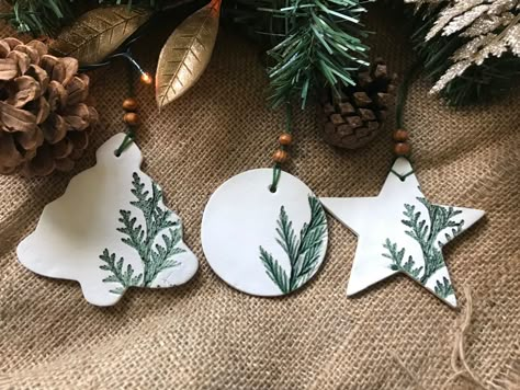 Scandi Crafts, Clay Trinkets, Scandi Christmas Decorations, Clay Christmas Decorations, Ceramic Christmas Decorations, Air Dry Clay Projects, Scandi Christmas, Clay Crafts Air Dry, Christmas Card Crafts