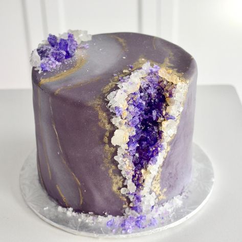 Geode Cakes, Geode Cake Wedding, Purple Cake, Geode Cake, Crystal Cake, Purple Cakes, Cool Cake Designs, Cool Cakes, Bday Cake