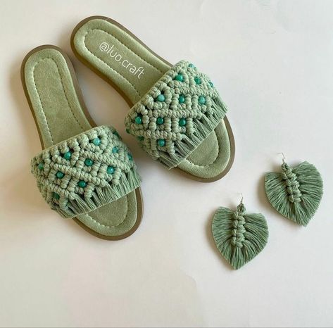 Macrame Sandals Diy How To Make, Macrame Sandals, Diy Fabric Jewellery, Diy Sandals, Macrame Bracelet Patterns, Sandals Patterns, Diy Slippers, Crochet Shoes Pattern, Handmade Slippers