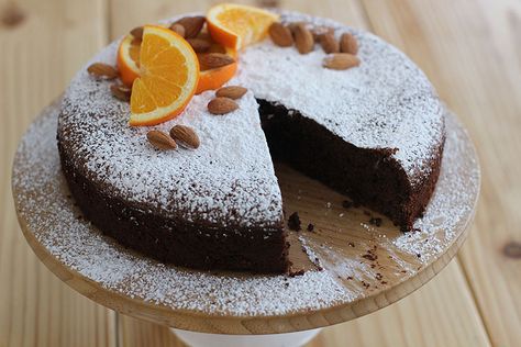 Recipe: Black cardamom-orange flourless chocolate cake | Globalnews.ca Flowerless Chocolate Cake, Cardamom Recipes, Flourless Cakes, Cardamom Recipe, Sugar Free Chocolate Cake, Deli Ideas, Cardamom Cake, Black Cardamom, Food Work