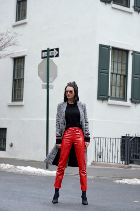 Vinyl Leggings Outfit, Leather Jeans Outfit, Leather Leggings Outfit Winter, Outfit Pantalon Rojo, Red Leather Leggings, Reception Dress Short, Outfits Leggins, Vinyl Trousers, Unique Outfit Ideas