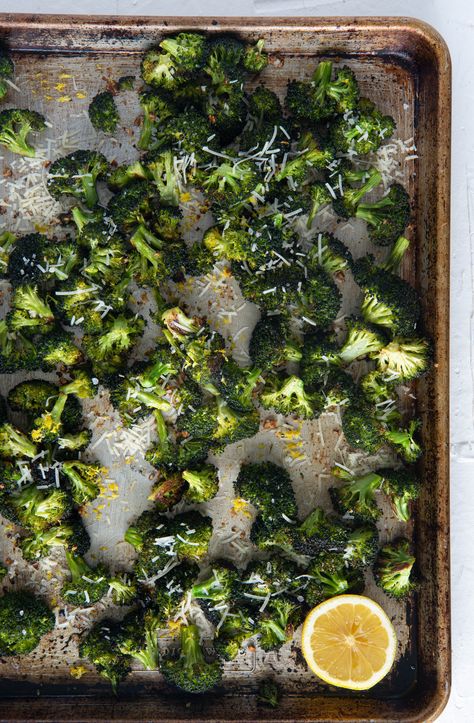 Roasted Broccoli with Lemon and Parmesan Lemon Parm Broccoli, Brócoli Recipes, Wic Recipes, Lemon Broccoli, Seasoned Broccoli, Parmesan Broccoli, Yum Recipes, Roasted Broccoli, Broccoli Recipes