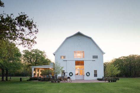 Lauren + Tyler | White Sparrow Barn - Grit + Gold Event Design | Dallas | Fort Worth | Austin | Destination White Sparrow Barn, Modern Country Living, Gambrel Barn, Fresh Farmhouse, Barn Renovation, Barn Plans, Barn Design, Barn Style House, White Barn