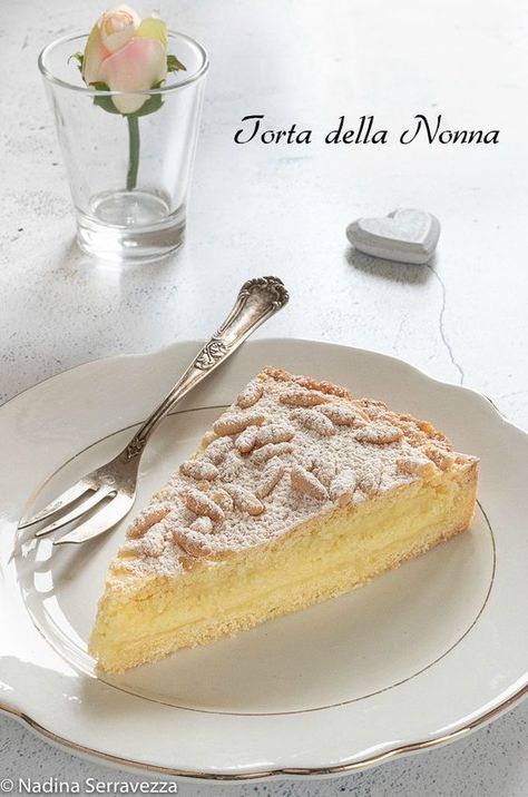 Torta della Nonna, ricetta con e senza Bimby Dessert Book, Dessert Recipies, Sweet Cooking, Brownie Cake, Holiday Desserts, Ricotta, Food Network Recipes, Tart, Cake Recipes