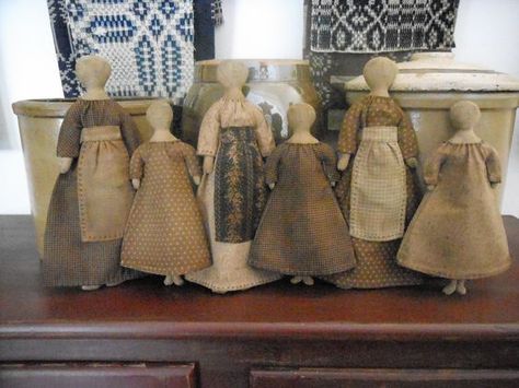 Group of Doll House dolls in lovely brown dresses, made by Julie of My Primitive Heart, using a Schneeman pattern! Love them!! Amish Dolls, Primitive Doll Patterns, Mothers And Daughters, Folk Doll, Prim Decor, Folk Art Dolls, Primitive Folk Art, Doll Quilt, Primitive Decorating Country