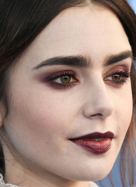 Halloween Makeup Aesthetic, Burgundy Eyeshadow Looks, Burgundy Eyeshadow, Vampy Makeup, Dnd Oc, Autumn Makeup, Burgundy Lipstick, Critics Choice Awards, Vampire Makeup