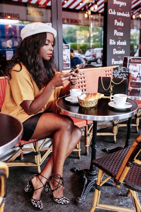 Cafe Photoshoot, Lifestyle Photography Women, Fashion Photography School, Creative Fashion Photography, Mode Editorials, Atlanta Fashion, Parisian Cafe, Branding Photoshoot Inspiration, Club Sandwich