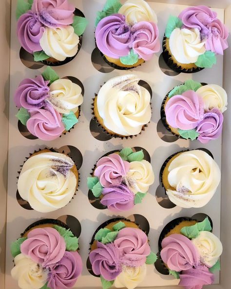 Floral cupcakes 💐 Wildflower Cupcakes, Cupcakes Birthday, Floral Cupcakes, Cupcake Decorating, Floral Birthday, Birthday Cupcake, Cupcake Ideas, April 6, Birthday Cupcakes