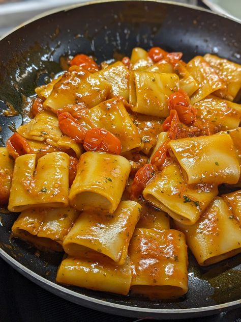 PASTA ALLA PICCHIO PACCHIO SICILIANA Italian Food Pasta, Italian Recipes Appetizers, Pasta Ideas, Italian Cuisine Recipe, Pasta Italiana, Italian Pasta Recipes, Italian Recipes Authentic, Pasta Fresca, Italian Dishes