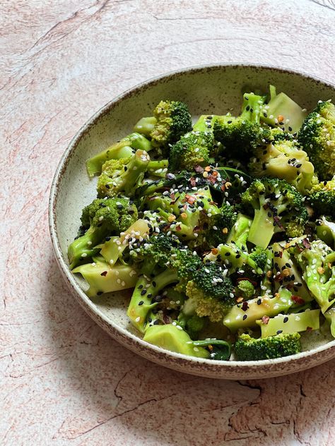 Sesame Dressed Steamed Broccoli - Liv Kaplan | Healthy Recipes Healthy Recipes Mediterranean, Steamed Broccoli Recipes, Steam Vegetables Recipes, Slow Cooked Salmon, Baked Broccoli Recipe, Recipes Mediterranean Diet, Weird Love, Vegetable Recipes Dinner, Recipes Broccoli