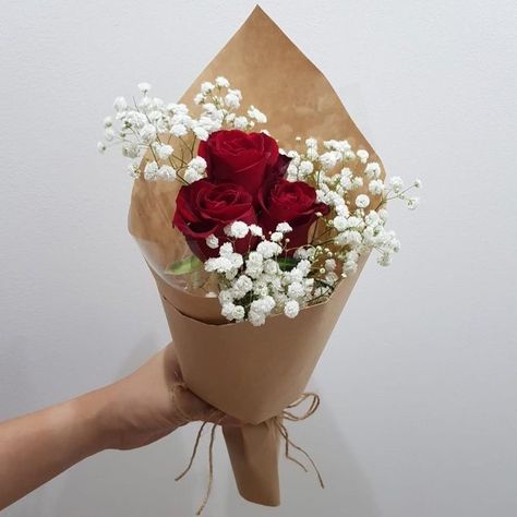 Gift And Flowers, Single Rose Bouquet, Single Roses, Single Flower Bouquet, Valentine Flower Arrangements, Red Roses Bouquet, Roses Bouquet Gift, Diy Bouquet Wrap, Flowers And Gifts