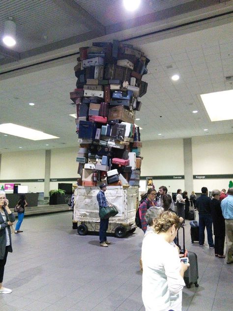 Funny And Weird Airport Photos To Help You Pass The Time Till Your Flight - CheezCake - Parenting | Relationships | Food | Lifestyle Airport Pictures, Monday Humor, Pinterest Humor, Airport Photos, Some Jokes, Twilight Movie, Weird Pictures, Too Funny, Ha Ha