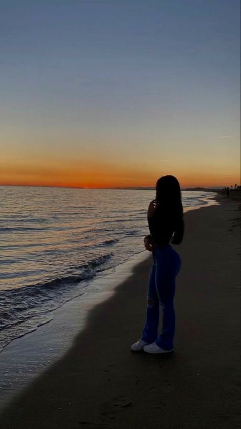 Beach Story, Sunset Girl, Summer Picture Poses, Sea Sunset, Beach Pictures Poses, Shadow Photos, Best Photo Poses, Fake Pictures, Selfie Ideas Instagram