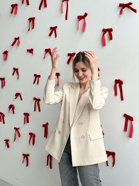 Ribbon Decoration Ideas Birthday, Red Bow Party, Photography Studio Aesthetic, Bow Decorations Party, Photo Studio Aesthetic, Photo Background Ideas, Bow Photoshoot, Woman With Balloons, Bow Backdrop