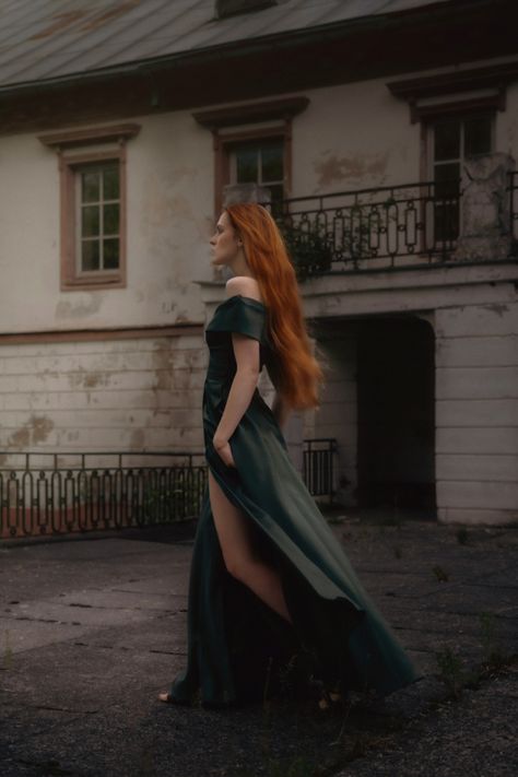 A ginger in a green dress Ginger In Green Dress, Ginger Hair Red Dress, Prom Dresses For Redheads, Red Hair Green Dress, Green Dress Prom, Mystic Girl, Mystic Girls, Bookstagram Inspiration, Emerald Green Dresses