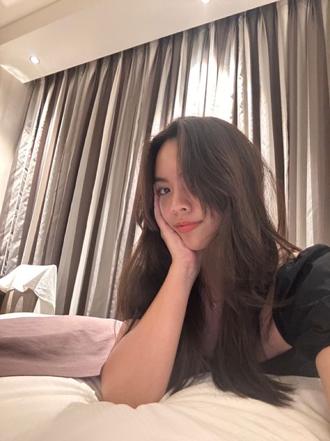 hotel aesthetic, hotel selfie, night aesthetic, cute pose, filipina, long hair, long haircut, liptint, brown hair, moon necklace, black top, bedroom Filipina Selfie, Bedroom Selfies Poses, Black Hair Long, Aesthetic Hotel, Hotel Aesthetic, Long Haircut, Night Pics, Cute Pose, Long Black Hair