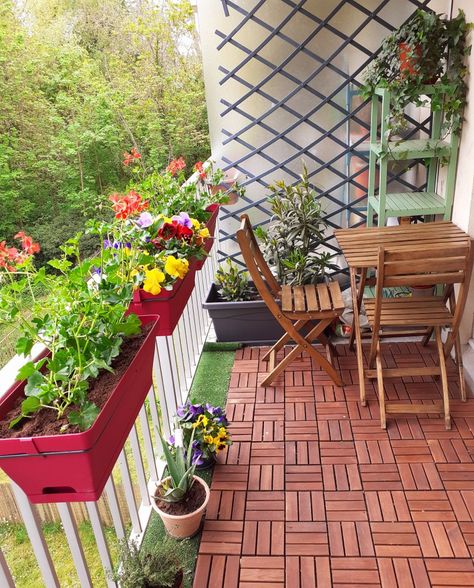 Balcony flowers furniture wooden geranium Ground Floor Balcony Ideas, Floor Balcony Ideas, Ground Floor Balcony, Outdoor Balcony Ideas, Brick Apartment, Cozy Condo, Balcony Flooring, Apartment Patio, Outdoor Balcony