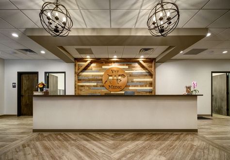 Animal Clinic Interior Design, Veterinary Reception Area, Veterinary Lobby, Veterinary Clinic Reception, Veterinary Waiting Room, Veterinary Organization, Vet Reception, Waiting Room Ideas, Dads Office