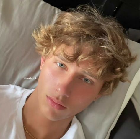 ig: @narahverde - follow me :) || blonde boy icon - boy icon || loiro icon - menino icon || icon Boy Icon, Send Help, Icon Icon, Skate Park, Follow Me, Blonde, On Instagram