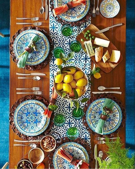 Tile table decoration Interior Boho, Mediterranean Interior, Mediterranean Tile, Tafel Decor, Mediterranean Decor, Beautiful Table Settings, Table Set Up, Mediterranean Homes, Lifestyle Travel