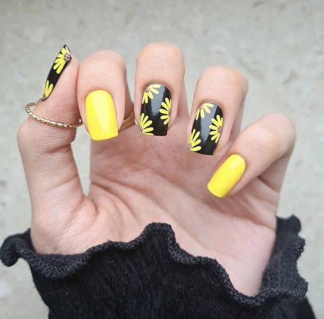 Sunflower And Cow Nails, Sunflower And Cow Print Nails, Nails Acrylic Sunflower, Sunflower Nails Short, Acrylic Sunflower Nails, Simple Sunflower Nails, Sunflower Nails Acrylic, Sunflower Acrylic Nails, Cute Sunflower Nails