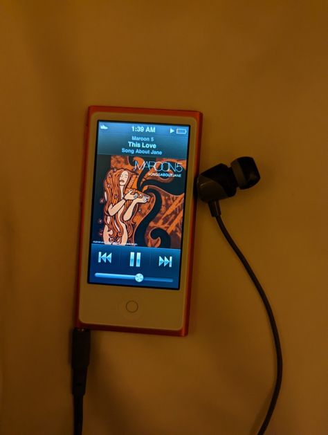 Ipod Aesthetic Old, Ipod Touch Aesthetic, Y2k Gadgets, Ipod Aesthetics, 2000s Technology, Songs About Jane, Aesthetic 2000s, Mp3 Music Player, Cute Blue Wallpaper