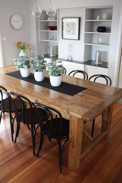 Dining Room Inspo from Stools and Chairs Blog - As featured on Ever So Britty's Happy Weekend + 5 Things I Love. Soon love this beautiful farm house table with black bentwood chairs. Fixer Upper Dining Room, Dapur Rustic, Rustic Kitchen Tables, Coastal Dining Room, Natural Vibes, Farmhouse Dining Rooms Decor, Modern Farmhouse Dining Room, Farmhouse Dining Room Table, Coastal Dining