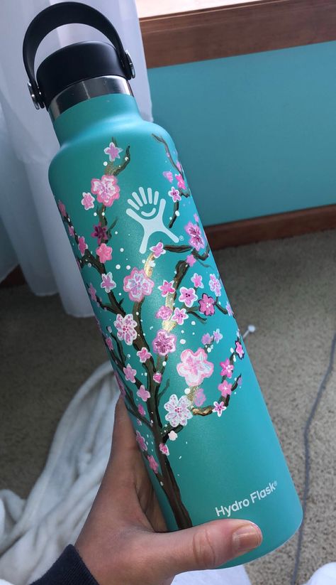 Hydro Flask Painting Ideas Easy, Hydroflask Decor, Flask Painting, Flask Aesthetic, Hydroflask Painting, Hydro Painting, Horse Girls Bedroom, Flask Art, Custom Hydro Flask